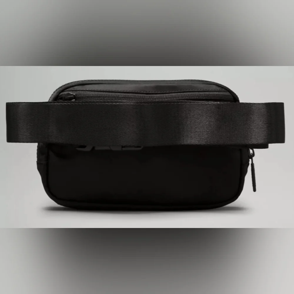 Lululemon Everywhere Beltbag 1L color- Black/Black New! - Picture 2 of 4